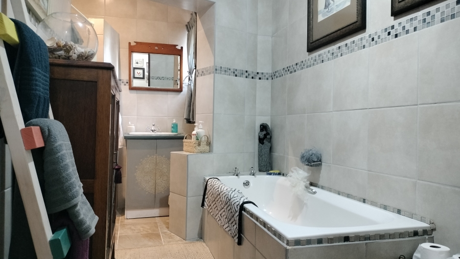 5 Bedroom Property for Sale in Fraaiuitsig Western Cape